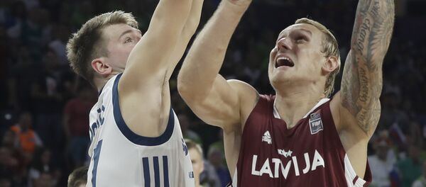 Латвиец Янис Тимма (справа) в четвертьфинальном матче чемпионата Европы по баскетболу 2017 года - Sputnik Латвия