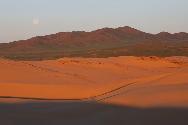 Рассвет в таинственном Монгол элс - Sputnik Латвия