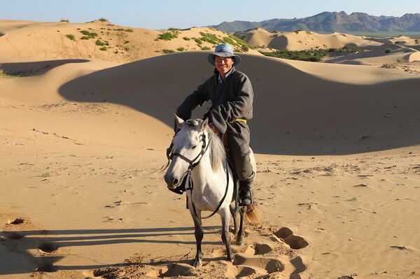 Погонщик в дикой пустыне  - Sputnik Латвия