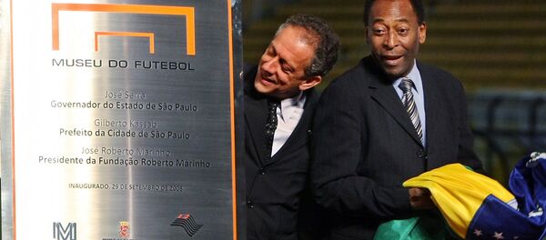 Генеральный секретарь Бразильской конфедерации футбола Уолтер Фелдман (слева) и Пеле на открытии музея футбола в Сан-Паулу - Sputnik Латвия