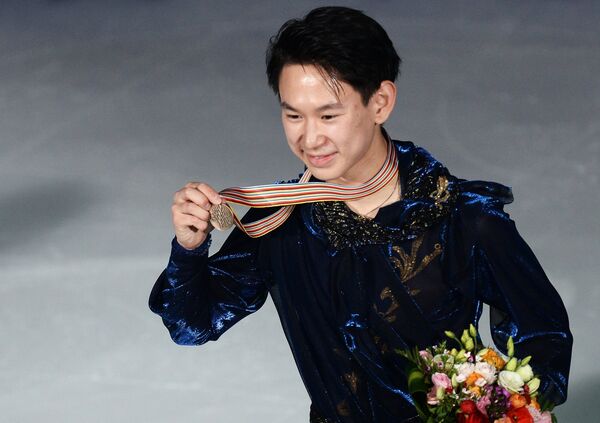 Денис Тен (Казахстан), завоевавший бронзовую медаль в мужском одиночном катании на чемпионате мира по фигурному катанию в Шанхае, на церемонии награждения. Денис Тен (Казахстан), завоевавший бронзовую медаль в мужском одиночном катании на чемпионате мира по фигурному катанию в Шанхае, на церемонии награждения. - Sputnik Латвия