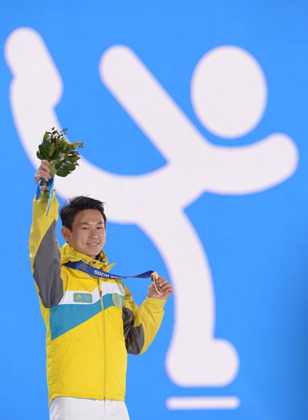 Денис Тен (Казахстан), завоевавший бронзовую медаль в соревнованиях по фигурному катанию среди мужчин, во время медальной церемонии XXII зимних Олимпийских игр в Сочи. Денис Тен (Казахстан), завоевавший бронзовую медаль в соревнованиях по фигурному катанию среди мужчин, во время медальной церемонии XXII зимних Олимпийских игр в Сочи. - Sputnik Латвия
