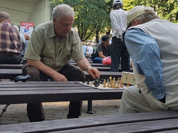 Шахматисты играют на задних рядах во время СтихоМарша за русские школы Шахматисты играют на задних рядах во время СтихоМарша за русские школы - Sputnik Латвия