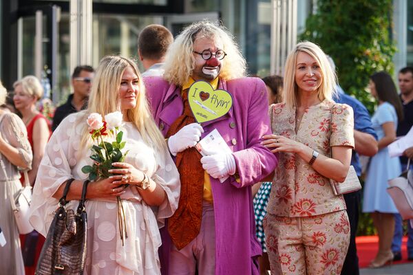 Гостей встречали участники всемирно известного мим-театра Лицедеи, созданного Вячеславом Полуниным еще в 1978 году - Sputnik Латвия