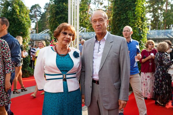 Бывший посол России в Латвии Александр Вешняков с супругой Надеждой - Sputnik Латвия