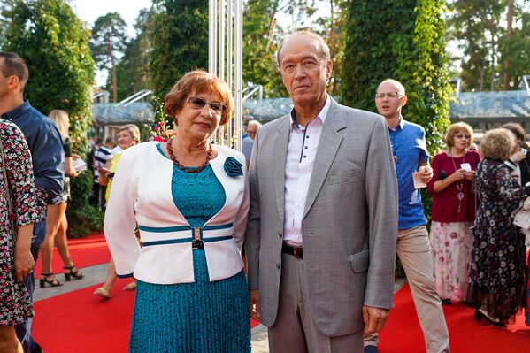 Бывший посол России в Латвии Александр Вешняков с супругой Надеждой - Sputnik Латвия