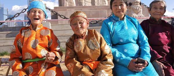 Женщины в традиционных костюмах в Улан-Баторе - Sputnik Латвия