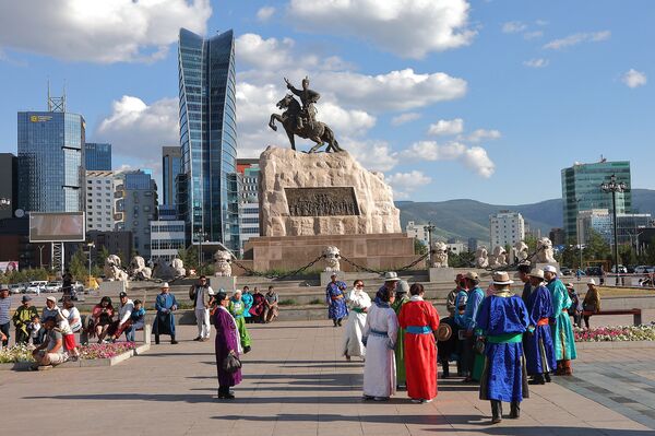 Люди в традиционных костюмах в Улан-Баторе - Sputnik Латвия