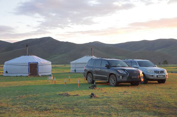 Автомобили у юрт - Sputnik Латвия