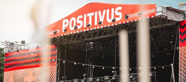 Одна из сцен музыкального фестиваля Positivus Одна из сцен музыкального фестиваля Positivus - Sputnik Латвия