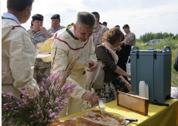 Министр обороны Артис Пабрикс пробует вересковый мед 21 августа 2012 года на Адажском полигоне НАТО - Sputnik Латвия