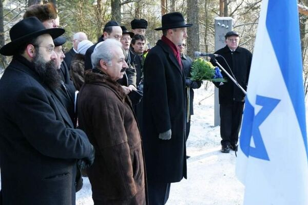 Министр иностранных дел Артис Пабрикс приносит официальные  извинения жертвам холокоста от имени Латвийского государства 27 января 2005 года в Румбуле  - Sputnik Латвия