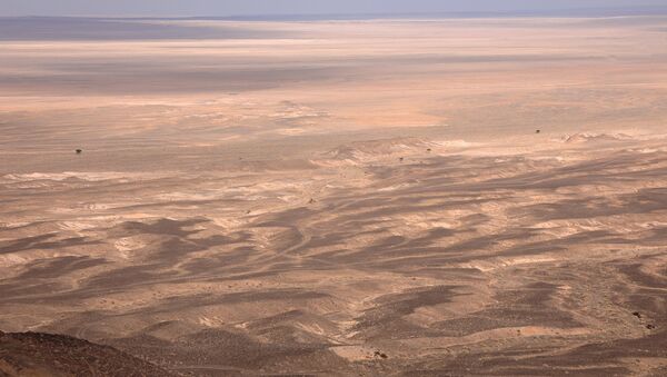 Пустыня Гоби: вид с Черных гор Тушилге - Sputnik Латвия
