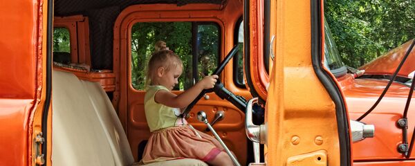 Профессию дальнобойщика осваивали не только мальчики, но и девочки Профессию дальнобойщика осваивали не только мальчики, но и девочки - Sputnik Latvija