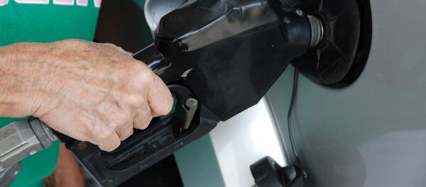 Заправка автомобиля на автозаправочной станции Заправка автомобиля на автозаправочной станции - Sputnik Latvija