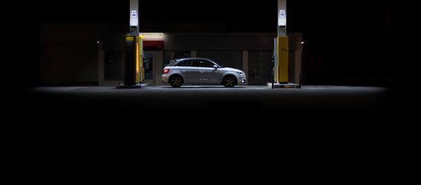 Заправка автомобиля на автозаправочной станции - Sputnik Латвия