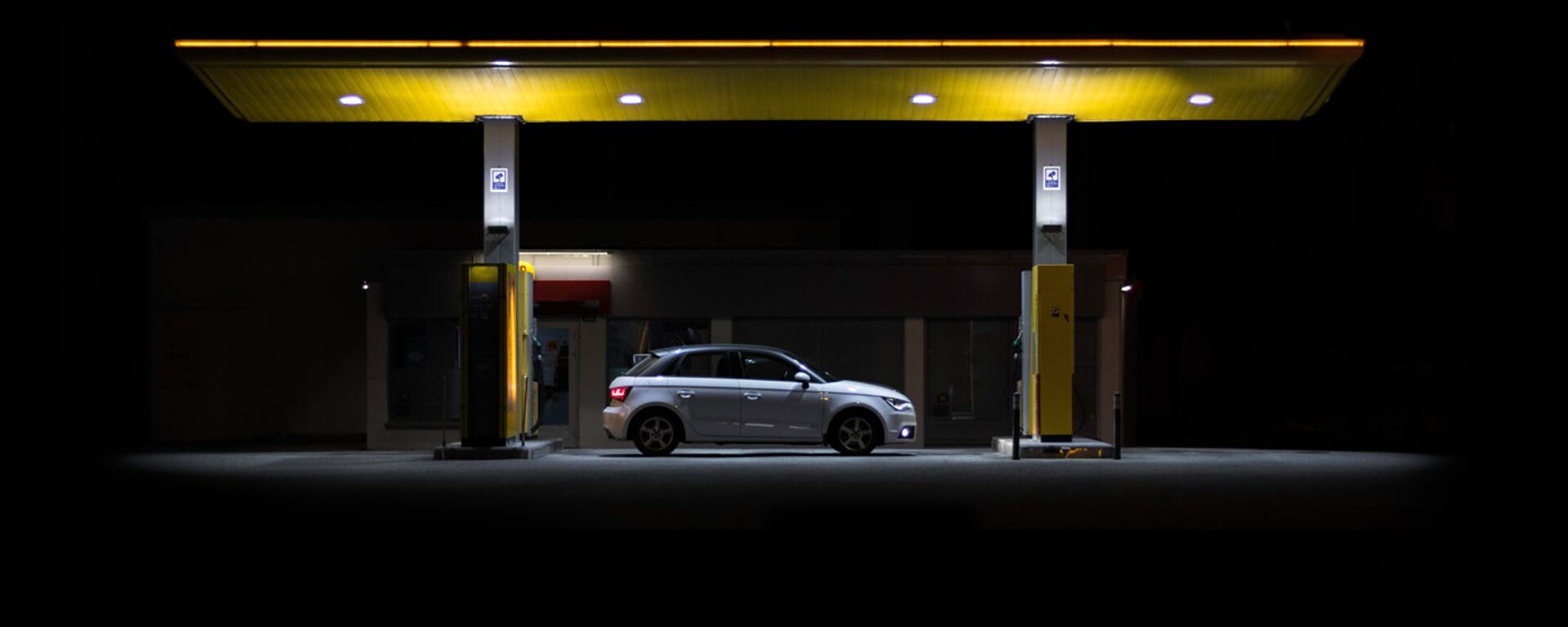 Заправка автомобиля на АЗС - Sputnik Латвия, 1920, 07.04.2026