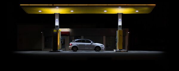 Заправка автомобиля на автозаправочной станции - Sputnik Латвия