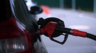 Заправка автомобиля на одной из автозаправочных станций.