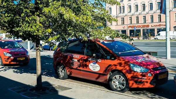 Такси на привокзальной площади в Риге - Sputnik Латвия