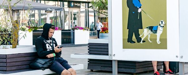 Молодой человек на привокзальной площади в Риге - Sputnik Латвия