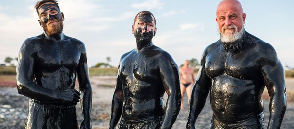 Отдыхающие принимают грязевые ванны на Чокракском озере в Крыму - Sputnik Латвия