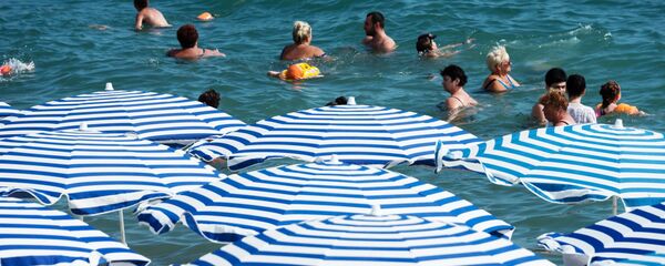 Отдыхающие на берегу Черного моря в Судаке Отдыхающие на берегу Черного моря в Судаке - Sputnik Латвия