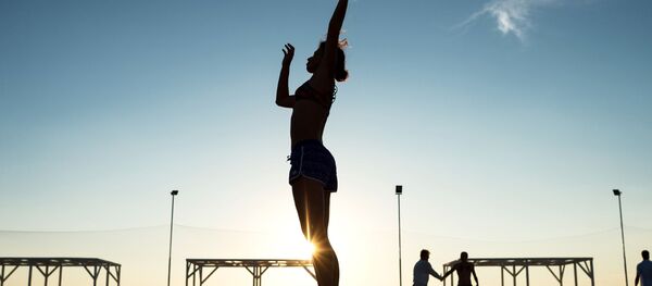 Отдыхающие на пляже играют во фрисби в поселке Оленевка Отдыхающие на пляже играют во фрисби в поселке Оленевка - Sputnik Латвия