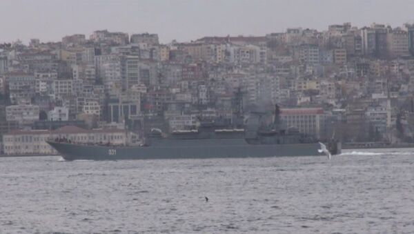 Десантный корабль ВМФ РФ прошел Босфор в сопровождении турецких катеров - Sputnik Латвия