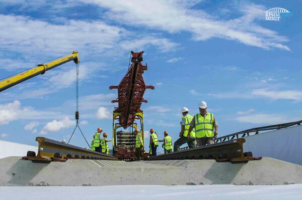 Укладка рельсов на Крымском мосту - Sputnik Латвия