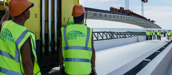 Укладка рельсов на Крымском мосту Укладка рельсов на Крымском мосту - Sputnik Латвия