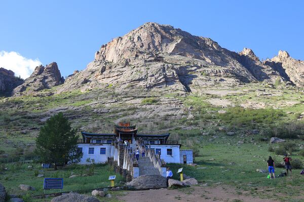 Дацан Арьяабал у подножия скалы - Sputnik Латвия