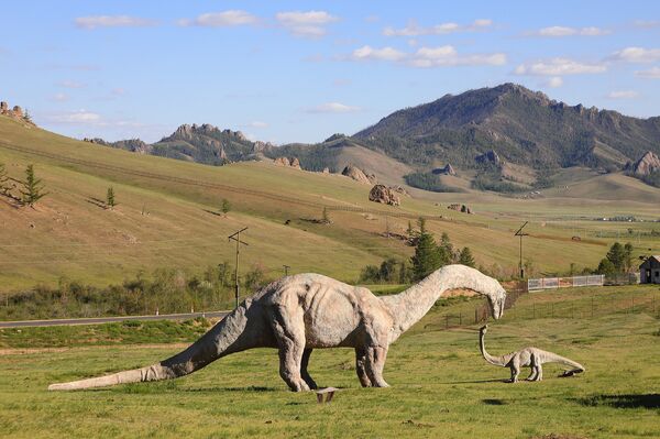 Динозавры гуляют в монгольской глубинке  - Sputnik Латвия
