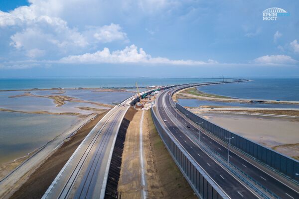 Работы по укладке рельсов на Крымском мосту - Sputnik Латвия