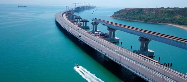 На Крымском мосту уложили первые рельсы На Крымском мосту уложили первые рельсы - Sputnik Латвия