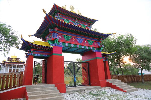 Ворота дацана расписывали дети из кяхтинских сел - Sputnik Латвия