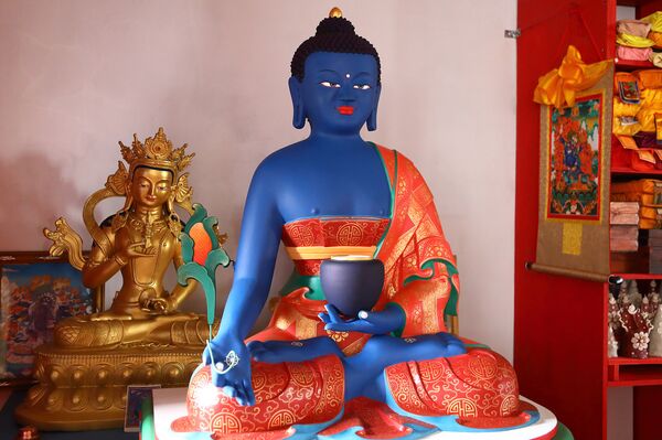 Статуя Будды медицины: ее всегда легко отличить от остальных по цвету и сосуду с Амритой - Sputnik Латвия