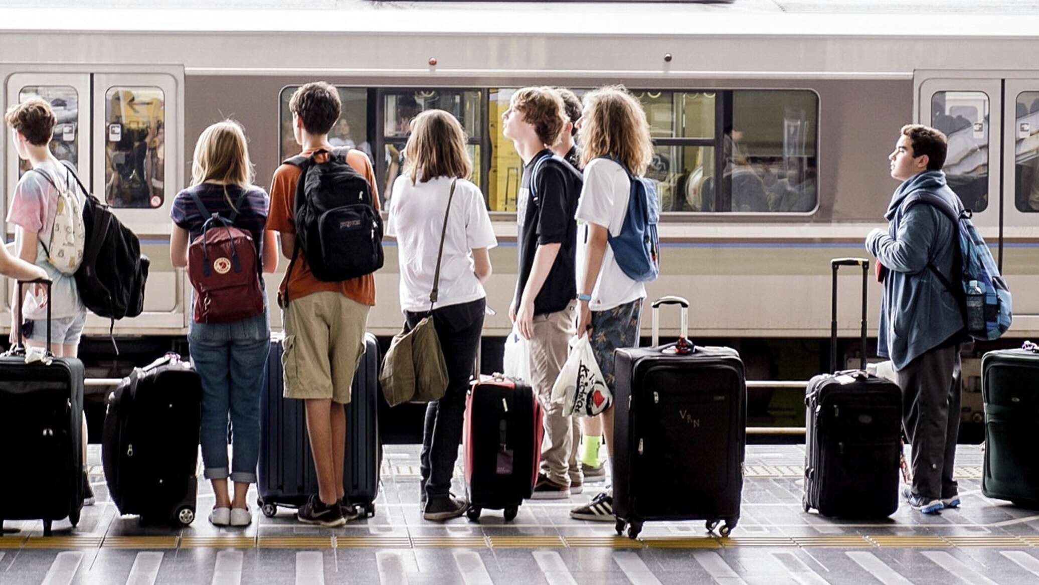 Уезжать куча. Много людей с чемоданами. Миграция молодежи. Люди с чемоданами на вокзале. Люди уезжают.