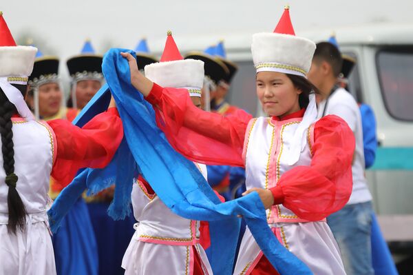 Исполнительницы традиционного бурятского танца - Sputnik Латвия