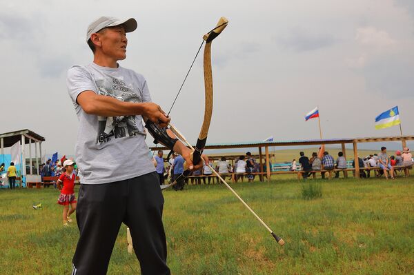 Стрелок из традиционного бурятского лука - Sputnik Латвия