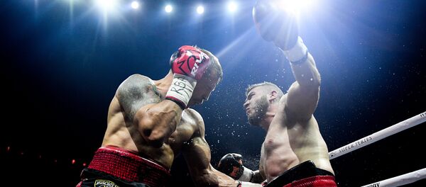 Слева направо: Майрис Бриедис (Латвия) и Брандон Делорье (Франция) в поединке в андеркарде финального боя Всемирной боксерской суперсерии (WBSS) - Sputnik Латвия