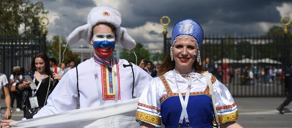 Болельщики перед матчем ЧМ-2018 по футболу между сборными Испании и России - Sputnik Латвия