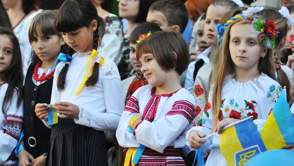 Ученики на торжественной линейке, посвященной Дню знаний, во Львове - Sputnik Латвия