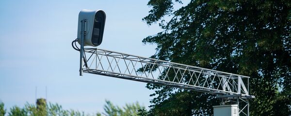 Стационарный фоторадар на улице Юглас в Риге Стационарный фоторадар на улице Юглас в Риге - Sputnik Latvija