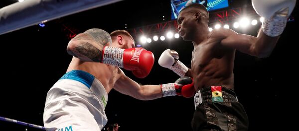 Британец Джошуа Буатси (справа) в бое против латвийца Андрея Покумейко в Кардиффе - Sputnik Латвия