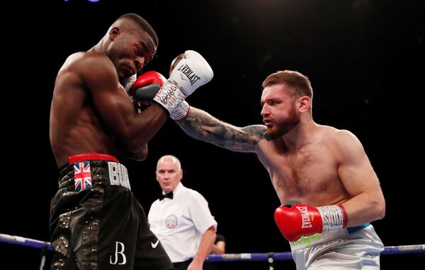 Британец Джошуа Буатси (слева) в бое против латвийца Андрея Покумейко в Кардиффе - Sputnik Латвия
