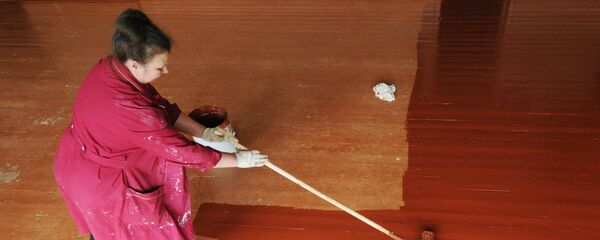 Уборщица красит пол - Sputnik Латвия