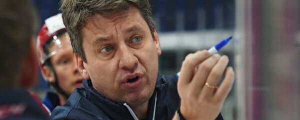 Тренер сборной России Харийс Витолиньш на тренировке перед матчем второго этапа Еврохоккейтура 2017/18 Кубок Первого канала между сборными командами России и Швеции. - Sputnik Латвия