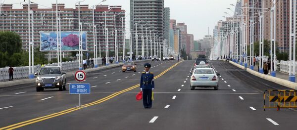 Полицейский регулирует движение на улице в Пхеньяне, Северная Корея Полицейский регулирует движение на улице в Пхеньяне, Северная Корея - Sputnik Latvija