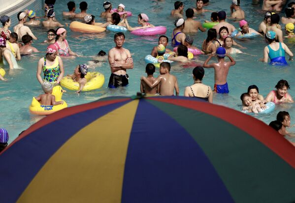 Люди в бассейне Munsu Water Park в Пхеньяне, Северная Корея - Sputnik Латвия